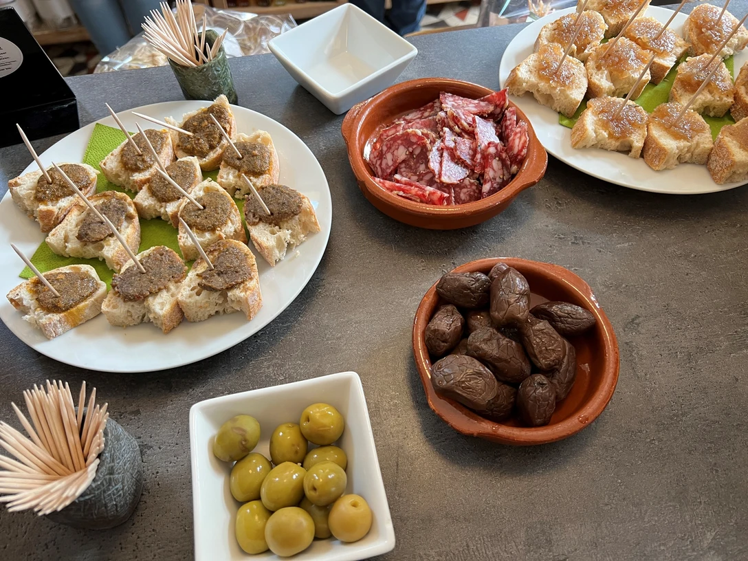 Eine Vielfalt italienischer Vorspeisen auf einem Tisch, darunter Oliven, Wurst und belegte Brotscheiben.A variety of Italian starters on a table, including olives, sausage and slices of bread.Et udvalg af italienske forretter på et bord, herunder oliven, pølse og brødskiver.Een verscheidenheid aan Italiaanse voorgerechten op een tafel, waaronder olijven, worst en sneetjes brood.