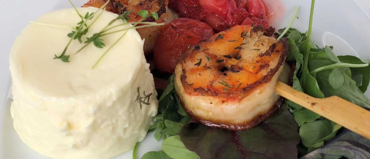 Garnalenspies met gegrilde paprika, vergezeld van romige puree en frisse bladsalade.
