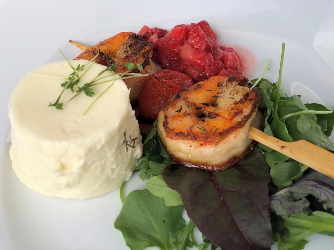 Krabbenspieß Krabbenspieß mit gegrillter Paprika, begleitet von cremigem Püree und frischem Blattsalat.Shrimp skewer with grilled peppers, accompanied by creamy puree and fresh leaf salad.Rejespyd med grillede peberfrugter, ledsaget af cremet puré og frisk bladsalat.Garnalenspies met gegrilde paprika, vergezeld van romige puree en frisse bladsalade.