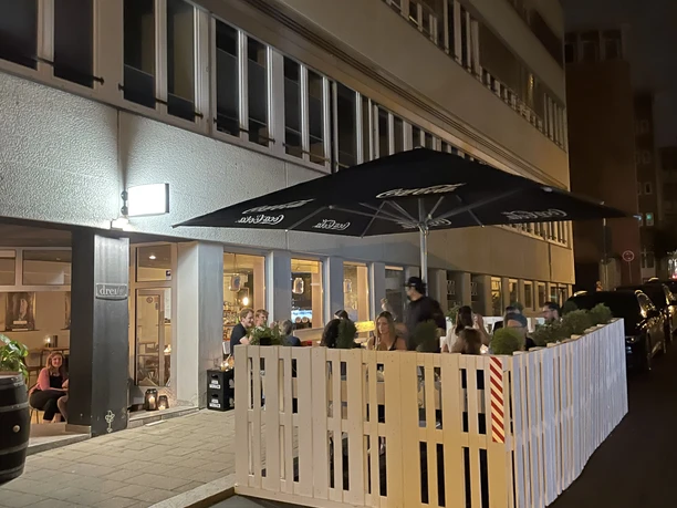 drei/ galerie • store • bar