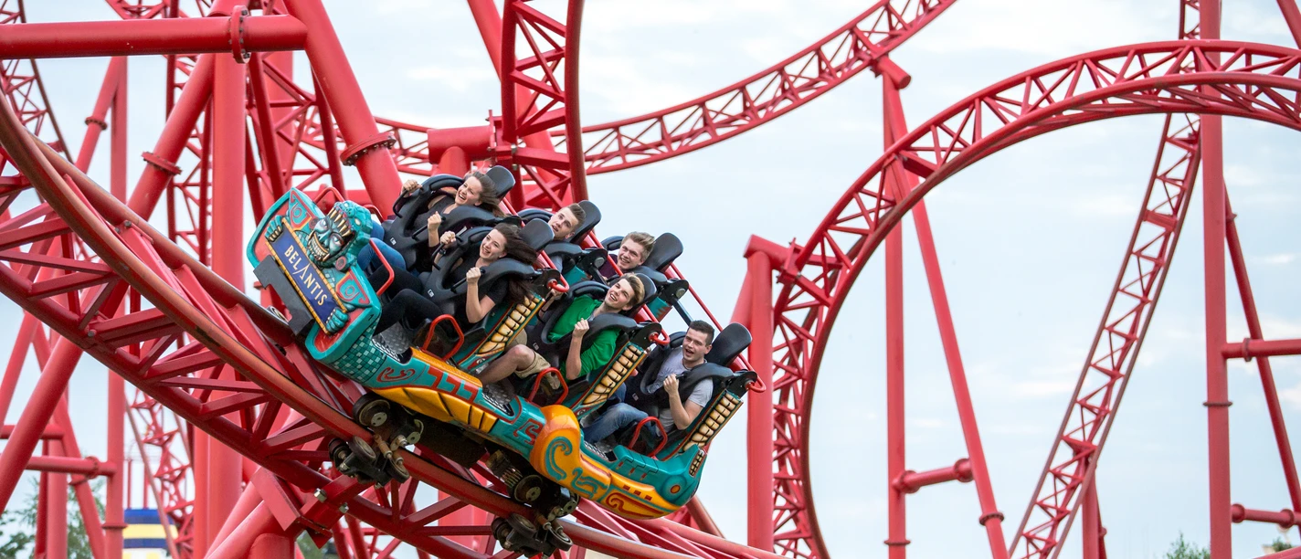 Huracan im BELANTIS AbenteuerReich - Leipzig für Familien Eine Familie rast freudestrahlend mit einem Waggon der Achterbahn Huracan durch die Luft, Ausflugsziel, Freizeitattraktion, Aktiv, Urlaub, Leipzig mit Kindern