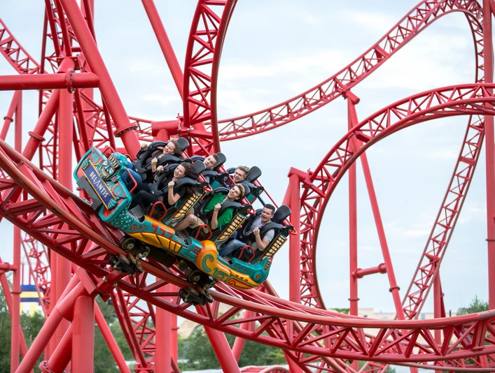 Huracan im BELANTIS AbenteuerReich - Leipzig für Familien Eine Familie rast freudestrahlend mit einem Waggon der Achterbahn Huracan durch die Luft, Ausflugsziel, Freizeitattraktion, Aktiv, Urlaub, Leipzig mit Kindern