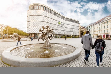Höfe am Brühl - Nakupování v Lipsku Pohled na nákupní centrum Höfe am Brühl z náměstí Richard-Wagner-Platz s fontánou v popředí, volný čas, nakupování, krátká přestávka