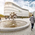Höfe am Brühl - Shopping in Leipzig Blick auf das Einkaufszentrums Höfe am Brühl vom Richard-Wagner-Platz mit Brunnen im Vordergrund, Freizeit, Shopping, Kurzurlaub