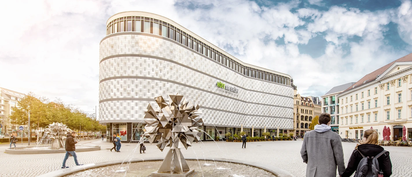 Höfe am Brühl - Zakupy w Lipsku Widok na centrum handlowe Höfe am Brühl z Richard-Wagner-Platz z fontanną na pierwszym planie, rozrywka, zakupy, krótki odpoczynek