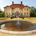Schloss Schieder Renaissance-Schloss mit Springbrunnen im Vordergrund, umgeben von gepflegten Gartenanlagen.