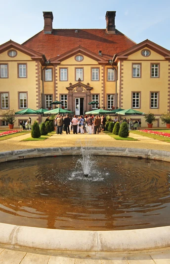 Schloss Schieder Renaissance-Schloss mit Springbrunnen im Vordergrund, umgeben von gepflegten Gartenanlagen.