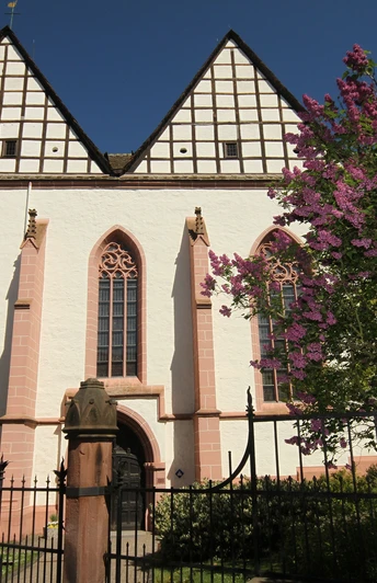 Klosterkirche Blomberg Klosterkirche Blomberg mit gotischen Fenstern und Fachwerkgiebel, flankiert von blühendem Flieder.