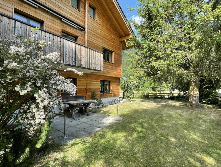 Aussenansicht mit Gartensitzplatz