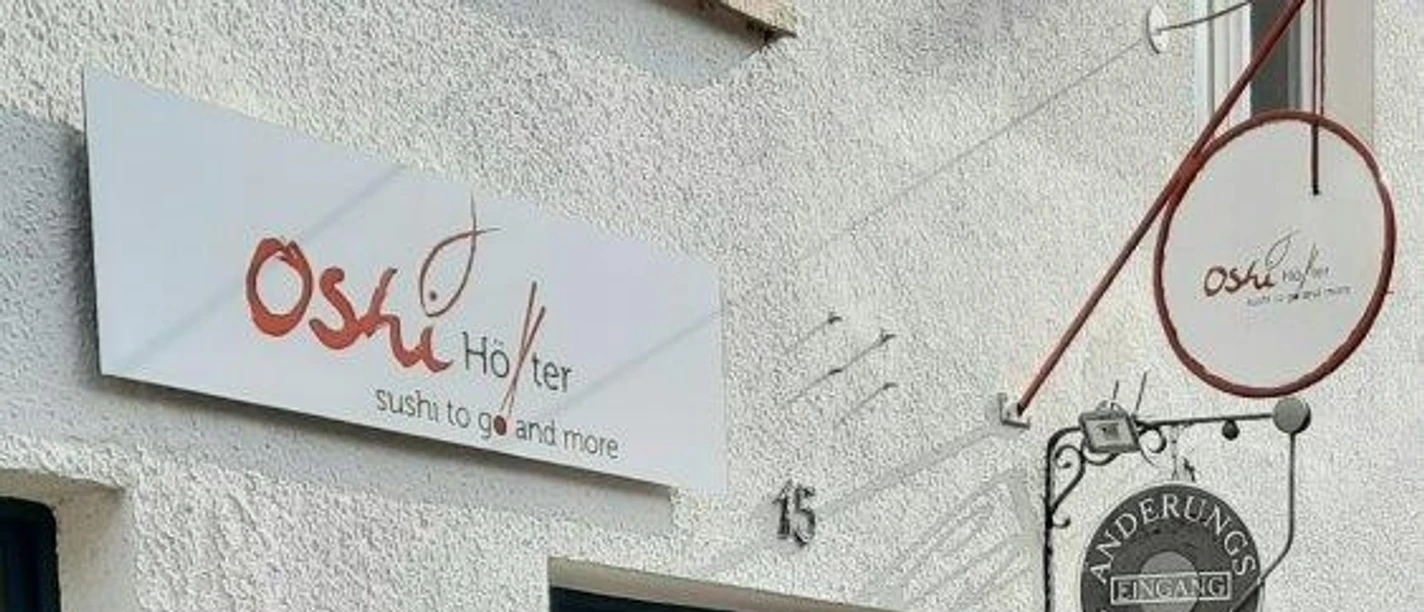 oshi_sushiBild.jpg Eingang vom Restaurant Oshi mit Schild über der Tür