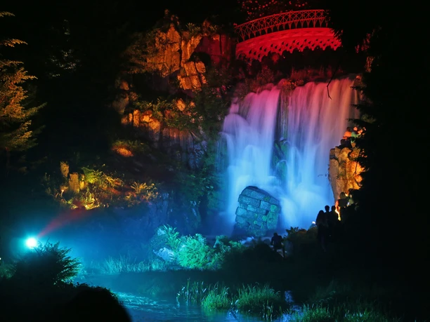 Teufelsbrücke_Beleuchtete Wasserspiele Die Teufelsbrücke im Bergpark Wilhelmshöhe wird während der beleuchteten Wasserspiele angestrahlt.