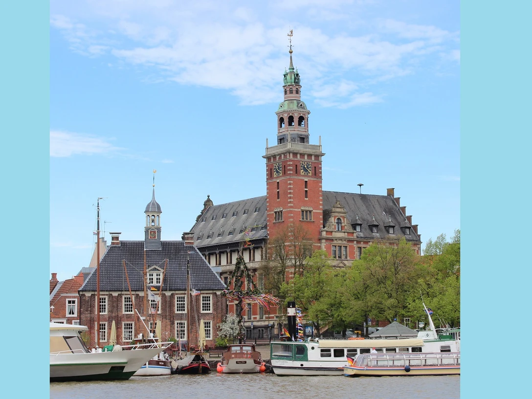 leer-ostfriesland-rathaus-.außenansicht-INTERNET (30).jpg Das Bild zeigt die Waage und das Historische Rathaus