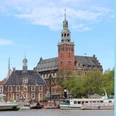 leer-ostfriesland-rathaus-.außenansicht-INTERNET (30).jpg Das Bild zeigt die Waage und das Historische Rathaus