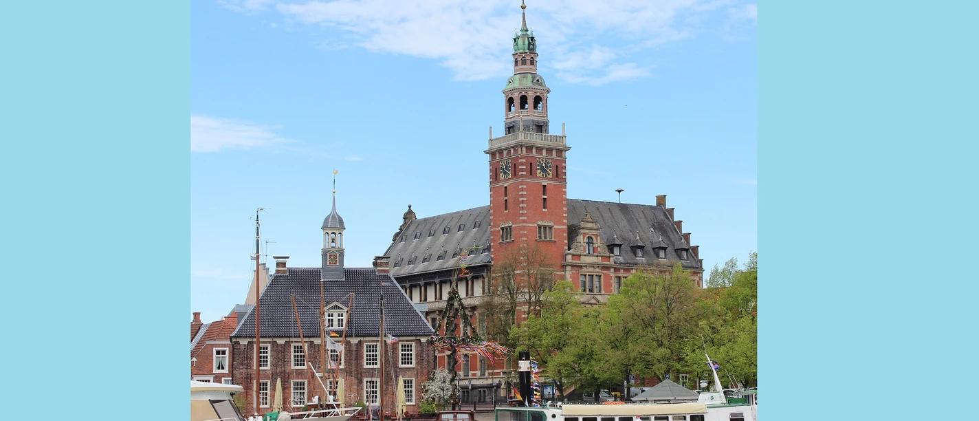 leer-ostfriesland-rathaus-.außenansicht-INTERNET (30).jpg Das Bild zeigt die Waage und das Historische Rathaus