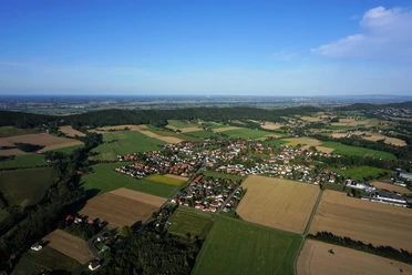 Hüllhorst Luftbild Luftaufnahme von Hüllhorst: Felder, Wälder und ein Dorf in einer weitläufigen Landschaft.