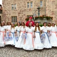 Eschwege Dietemann mit Biedermeierm dchen im Schlosshof C H Greim
