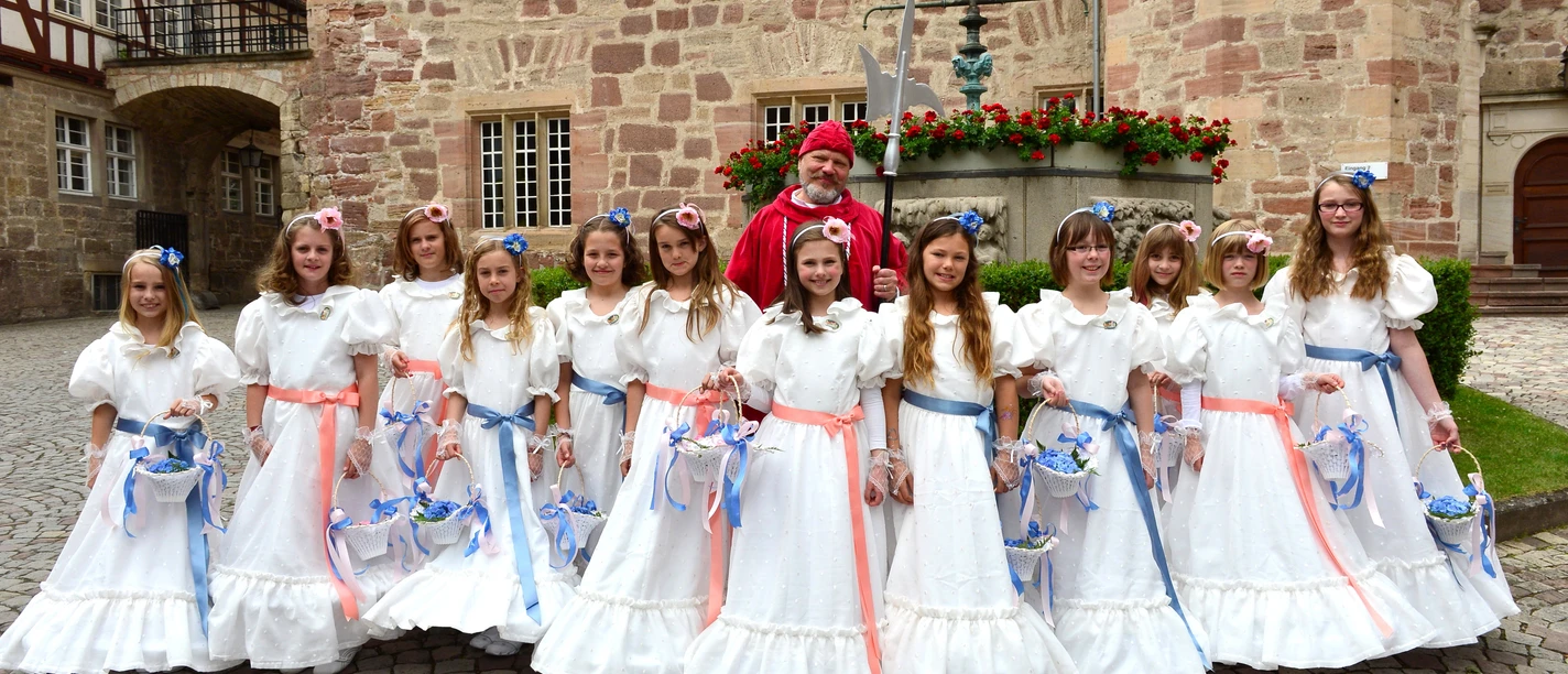 Eschwege Dietemann mit Biedermeierm dchen im Schlosshof C H Greim
