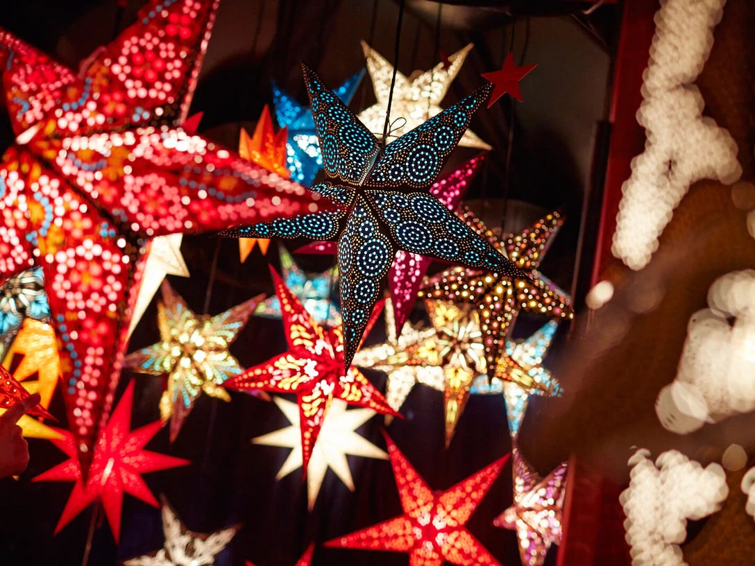 Bunte Deko-Sterne Farbenfrohe, leuchtende Sterne auf einem Weihnachtsmarkt im Kölner Stadtgarten.Colorful, shining stars at a Christmas market in Cologne's Stadtgarten.