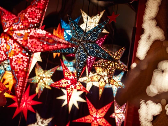Bunte Deko-Sterne Farbenfrohe, leuchtende Sterne auf einem Weihnachtsmarkt im Kölner Stadtgarten.Colorful, shining stars at a Christmas market in Cologne's Stadtgarten.