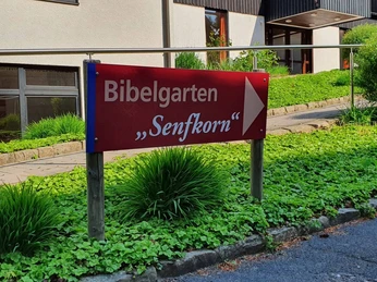 Richtungsschild zum Bibelgarten der Stiftung Senfkorn Richtungsschild zum Bibelgarten der Evangelischen Kirche mit der Stiftung Senfkorn.