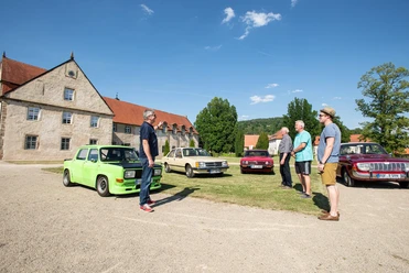 Uwe mit Oldtimer vorm Kloster Haydau MFT