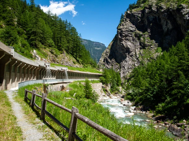 Wanderweg in einer Schlucht mit Fluss und Wälder Wanderweg in einer Schlucht mit Fluss und Wälder