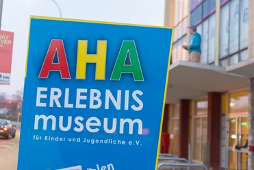 Aha_Museums indgangsskilt Skilt til Aha-oplevelsesmuseet