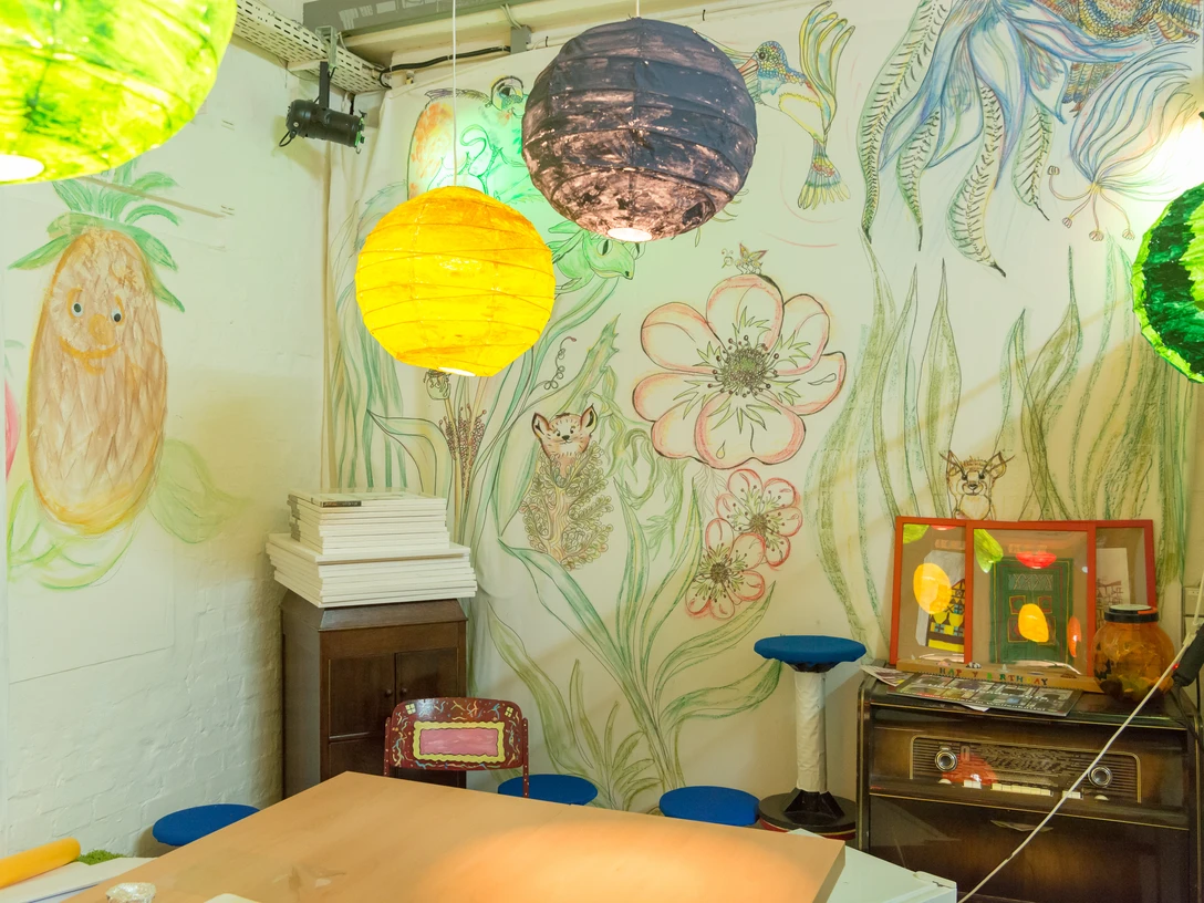 Aha_Museum-Ausstellung-2 Bemalte Wände im AusstellungsraumPainted walls in the exhibition roomMalede vægge i udstillingsrummetGeschilderde muren in de tentoonstellingsruimte