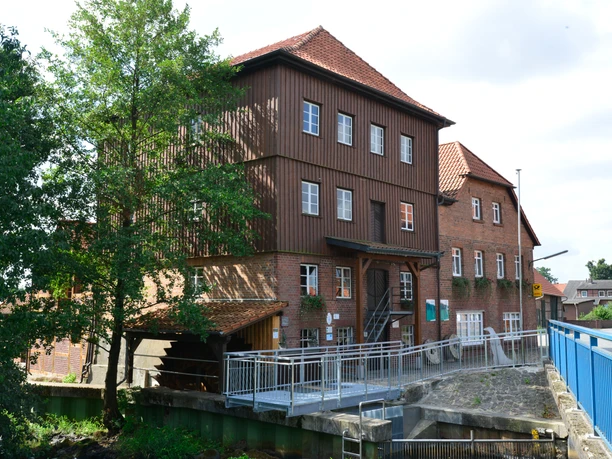 Wassermühle in Wahrenholz.jpg Blick auf die Wassermühle im Wahrenholz mit Mühlrad