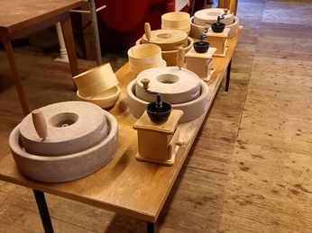 Kleine Kornmühlen.jpg Kleine Kornmühlen zum Selbermahlen