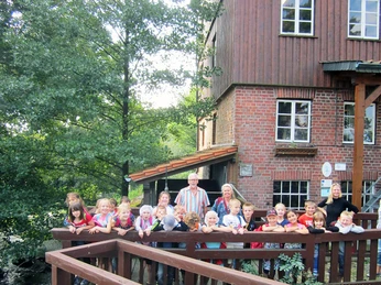 Klassenausflug Wassermühle Wahrenholz.JPG Klassenausflug Wassermühle Wahrenholz