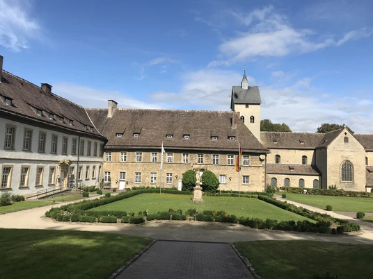 Schloss und Klosterkirche Gehrden mit historischem Gebäudekomplex und gepflegter Gartenanlage.