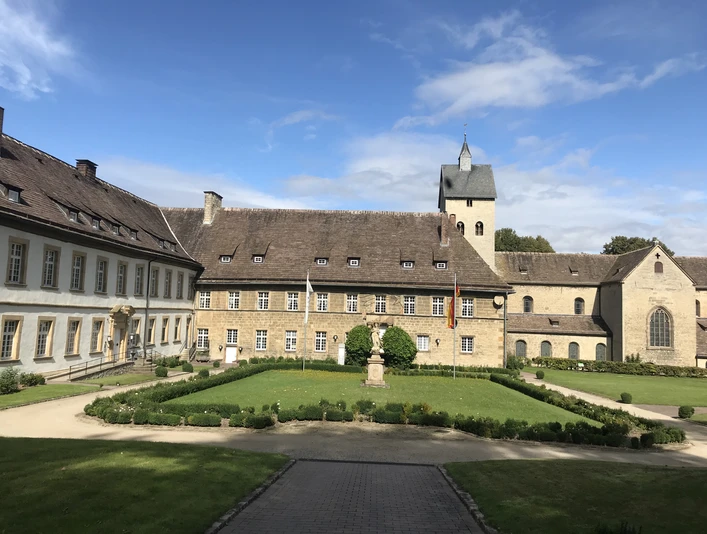 Schloss und Klosterkirche Gehrden mit historischem Gebäudekomplex und gepflegter Gartenanlage.