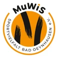 Design ohne Titel.jpg Logo des Vereins MuWis mit orangefarbenem Kreis und schwarzen, dynamischen Linien vor weißem Hintergrund.