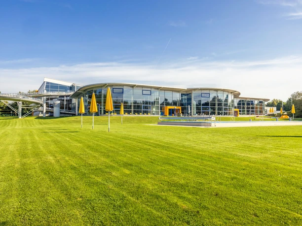 Neanderbad in Erkrath Das Neanderbad in Erkrath, ein modernes Freizeitbad, liegt umgeben von einer grünen Wiesenlandschaft.