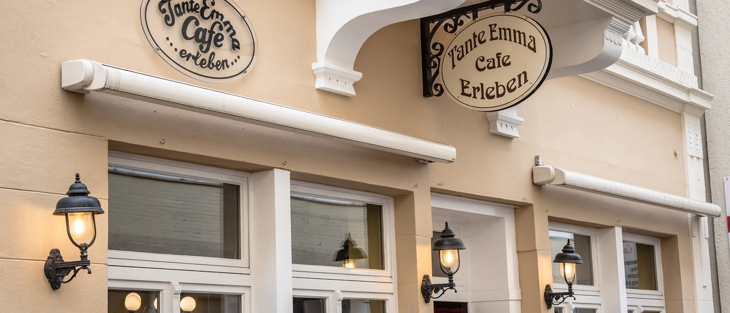 Tante Emma Café, Innenstadt Recklinghausen Charmantes Café im nostalgischen Stil mit einladender Terrasse und dekorativen Pflanzen.