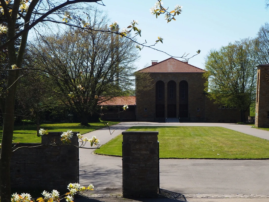 trauerhalle-heger-friedhof trauerhalle-heger-friedhofmourning hall-heger-cemeteryrouwkamer-hegerkerkhof