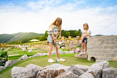 Konzentration auf der Adventure Golf Anlage Edersee