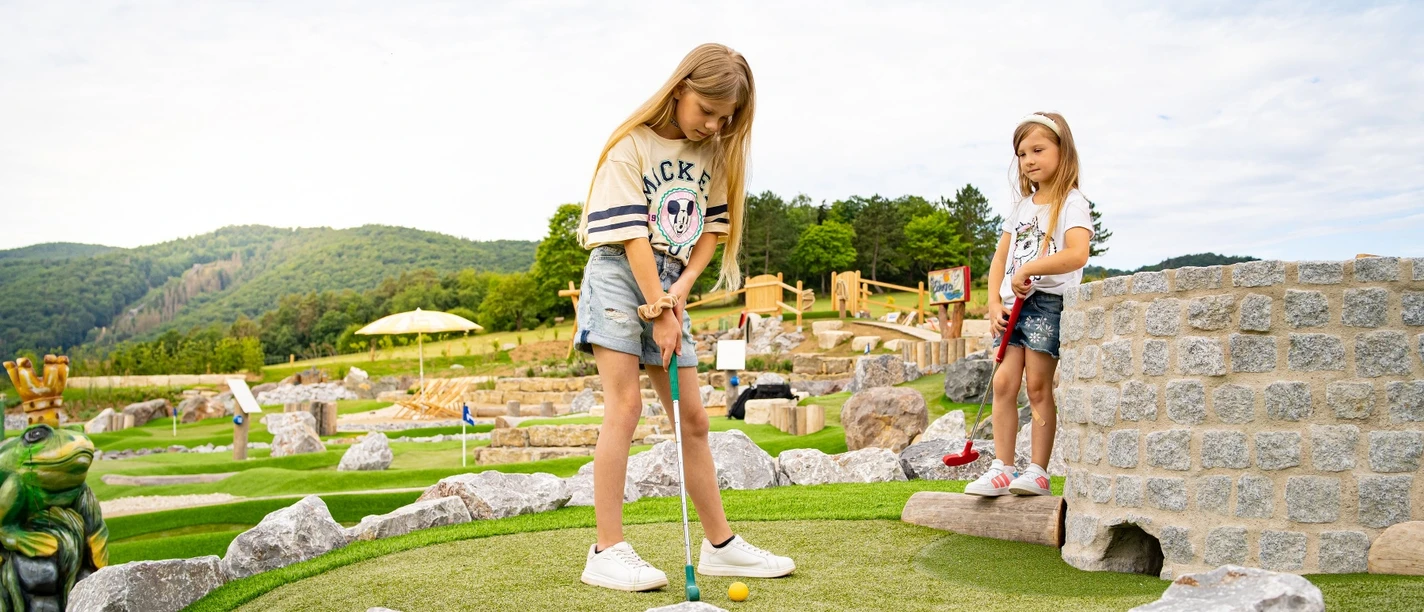 Konzentration auf der Adventure Golf Anlage Edersee