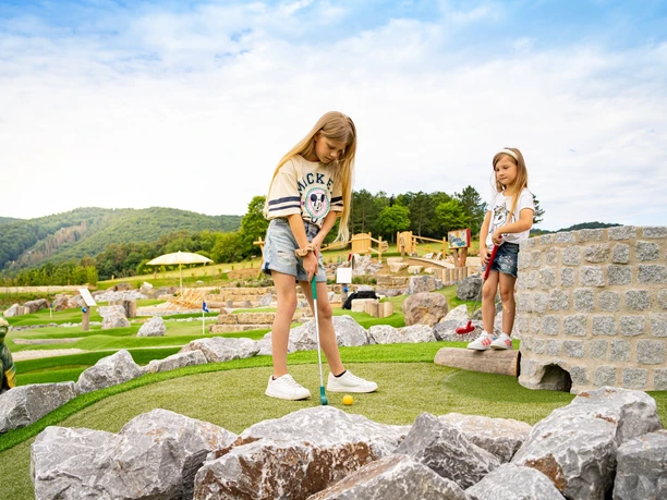 Konzentration auf der Adventure Golf Anlage Edersee