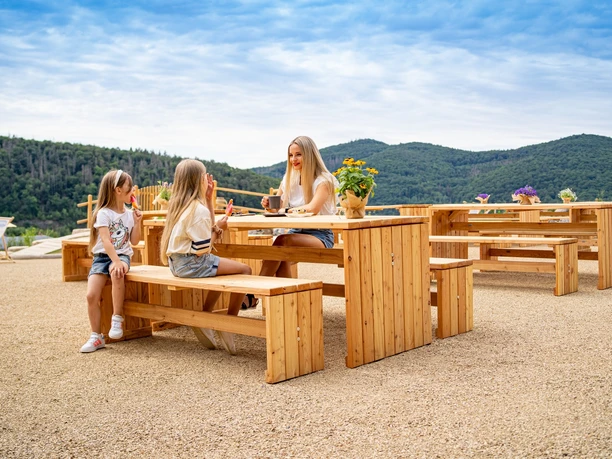 Reichlich Sitzplätze - Adventure Golf Edersee