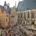 Thomaskirchhof mit Bachdenkmal - Musikstadt Leipzig Vor der Thomaskirche auf dem Thomaskirchhof findet ein Bachkonzert statt. Musikstadt Leipzig, Kultur.