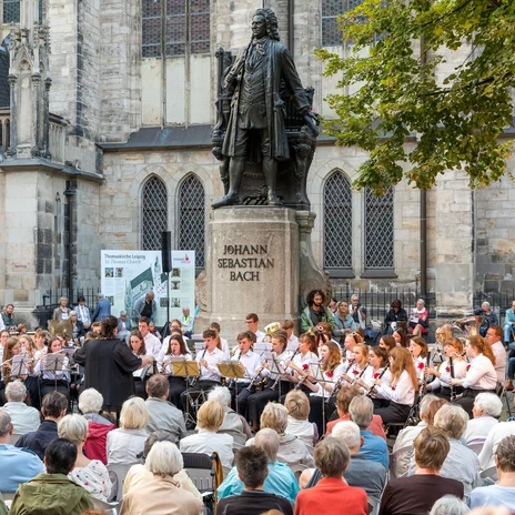 Bachstatue_Bachkonzert_Sommer_Thomaskirche_Musikstadt_Kultur-Sehenswuerdigkeiten_Philipp_Kirschner_leipzig.travel.jpg