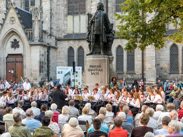 Bachstatue_Bachkonzert_Sommer_Thomaskirche_Musikstadt_Kultur-Sehenswuerdigkeiten_Philipp_Kirschner_leipzig.travel.jpg Vor dem Bach-Denkmal findet ein klassisches Konzert vor dem Bach-Denkmal im Thomaskirchhof statt.