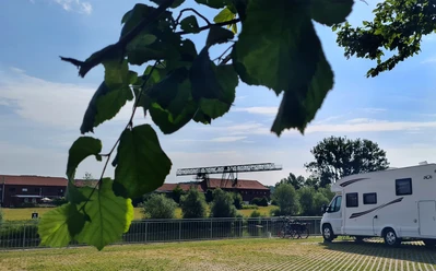 Wohnmobilstellplatz am Hafen Vlotho mit ruhiger Uferlage und nahegelegener grüner Umgebung.