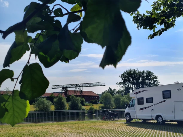 Wohnmobilstellplatz am Hafen Vlotho mit ruhiger Uferlage und nahegelegener grüner Umgebung.