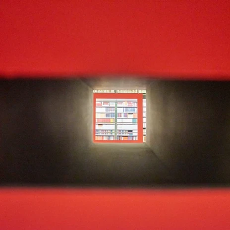 HAB-als-Verlag-Beate-Ziehres-Zeitorte.jpg Blick durchs Teleskop mit Fokus auf Publikationen der HAB.