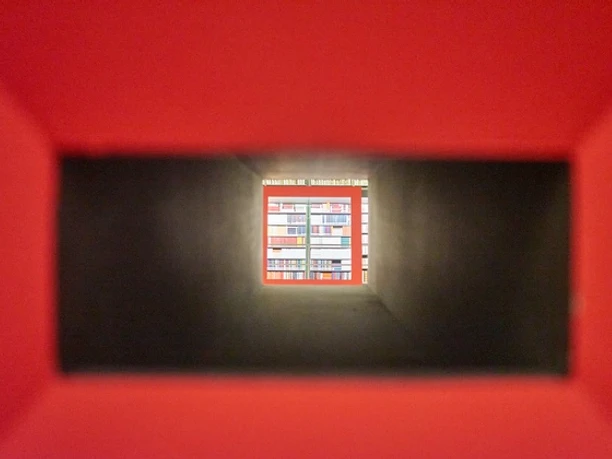 HAB-als-Verlag-Beate-Ziehres-Zeitorte.jpg Blick durchs Teleskop mit Fokus auf Publikationen der HAB.