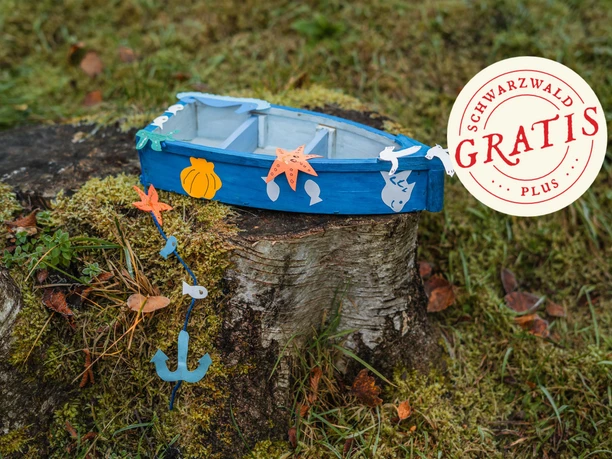 Wir bemalen ein Holzfischerboot