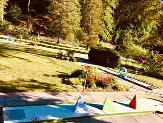 Miniaturgolf Neandertal in Mettmann Miniaturgolfplatz mit verschiedenen Hindernissen in einer waldreichen Umgebung bei Mettmann.